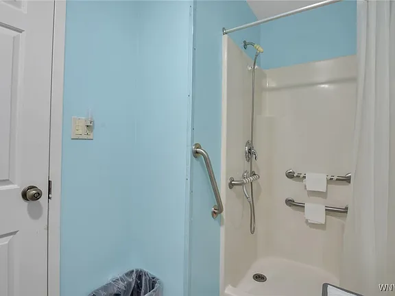 the-willows-adult-resident-bathroom